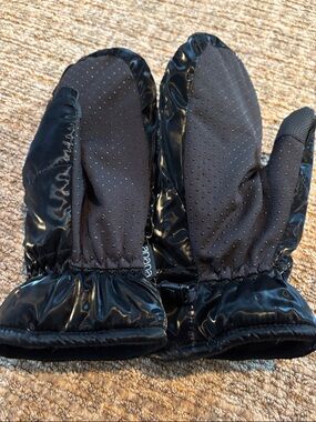 Apana Black Quilted Mittens with Grip Dots
